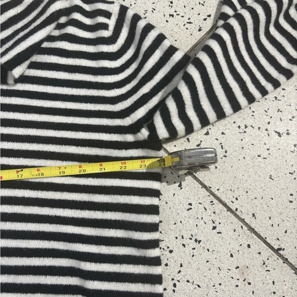 a love aV-Neck Sweater in Black and White - Picture 8 of 10